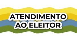 Banner em fundo branco, em que se lê "Atendimento ao Eleitor", em letras pretas. Ao fundo, obser...