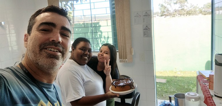 119ª Zona Eleitoral de Curiúva aposta na espontaneidade para atender o eleitorado Fotografia, em estilo selfie, de um homem e duas mulheres sorrindo. A mulher ao centro segura um...