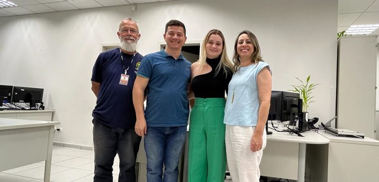 137ª ZE comenta a inclusão de pessoas idosas no processo eleitoral por meio do Cidadania Plena Fotografia de duas mulheres e dois homens posando sorrindo abraçados. Ao fundo, uma parede branc...