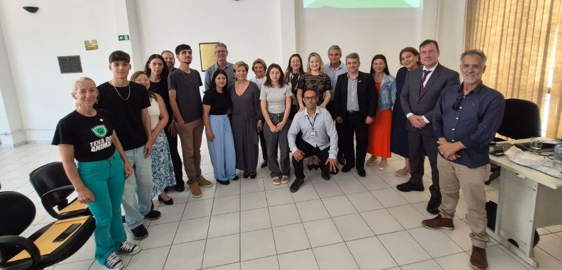 14ª ZE de Ponta Grossa promove encerramento de projetos voltados à conscientização de jovens eleitores Fotografia de diversas pessoas, entre homens e mulheres, adultos e adolescentes, posando sorrind...