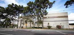 Na imagem, vê-se a fachada do Fórum Eleitoral de Curitiba em perspectiva lateral. O edifício pos...