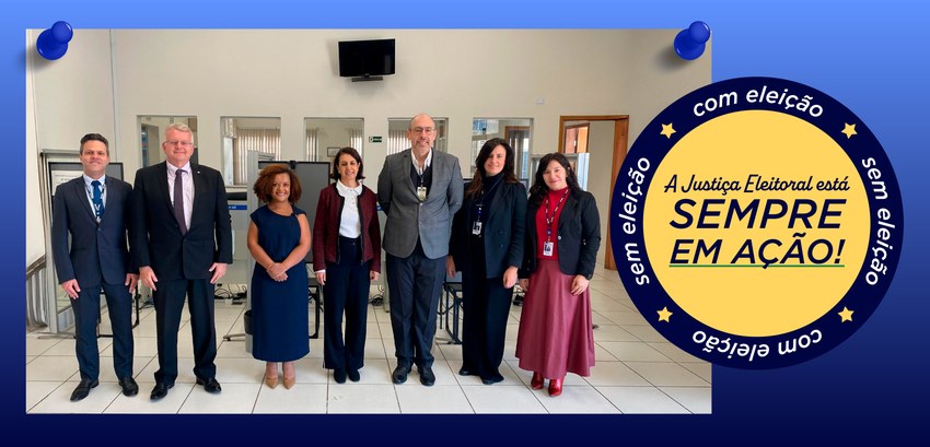 19ª ZE realiza ações voltadas à participação de mulheres e jovens na política Fotografia em que aparecem várias pessoas, entre homens e mulheres, posando na Central de Atendi...