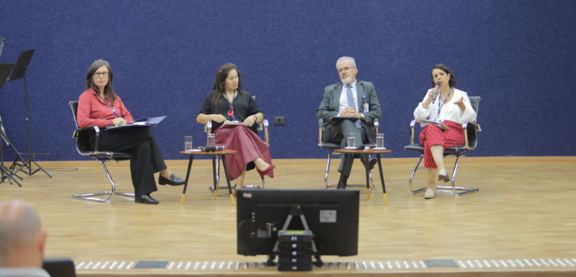 1ª edição da Rádio Corredor reúne público interno para falar sobre as Eleições 2026 Fotografia em que se observa quatro pessoas, sendo três mulheres e um homem, sentadas lado a lad...