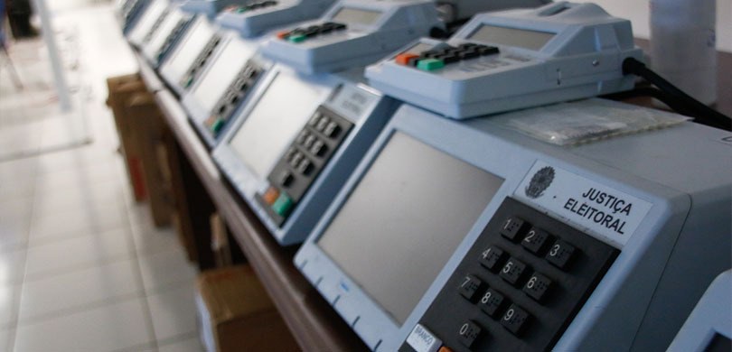 Fotografia de urnas eletrônicas 