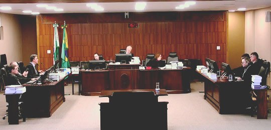 Imagem da sessão da corte que é transmitida no canal do Youtube do TRE-PR 