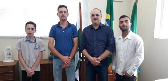 2019-10-17-palmital Foto de quatro pessoas em pé, sendo a primeira do lado esquerdo um garoto e os outros três homen...