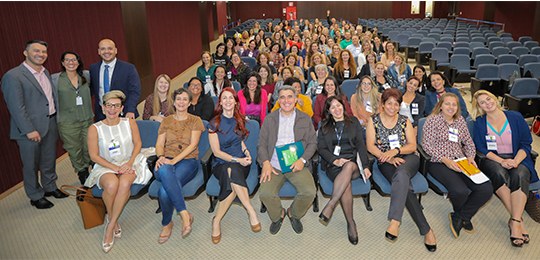 2019-10-21-mulherespoliticad1 Foto de um auditório cheio de pessoas auq posam para foto.