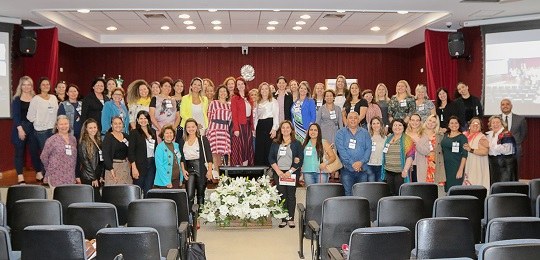 Participantes de um curso, a maioria mulheres.