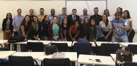 2019-11-07-segurança-voto-unidombosco-trepr pessoas em pé em um fundo branco. à frente, carteiras de estudantes.