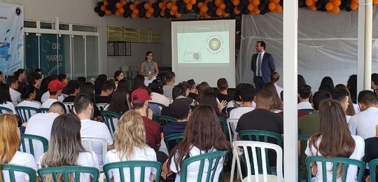 2019-11-12-segurança-voto-barracão-trepr pessoas assistindo a uma palestra. três pessoas explicando.