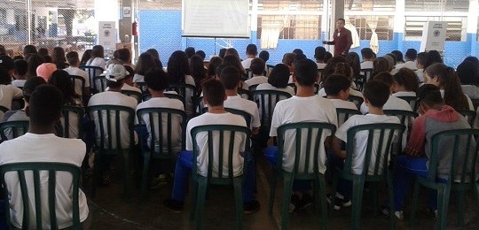 pessoas sentadas assistindo a uma palestra