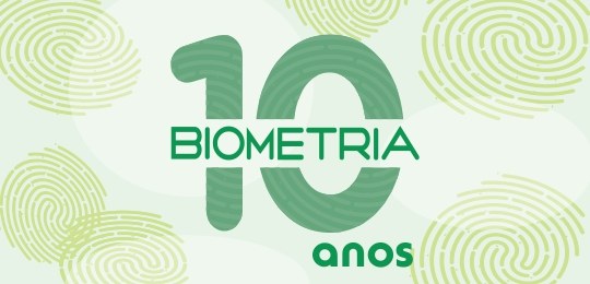 Banner de fundo branco onde se lê, em verde, ao centro “10 anos Biometria”. A imagem está cercad...