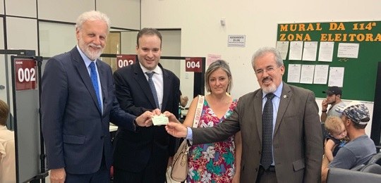 2019-12-03-fim-biometria-paraná quatro pessoas em pe