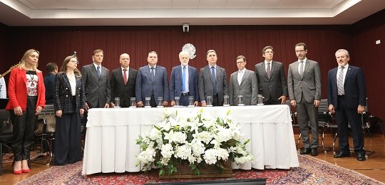 pessoas em pé atras de uma mesa