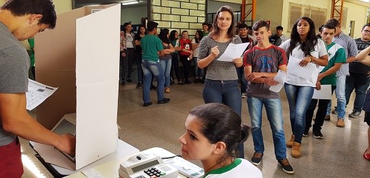 crianças participando de uma palestra.