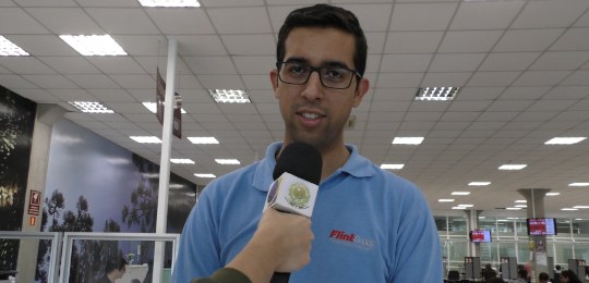 2019-12-06-rádio Imagem de um jovem dando entrevista.