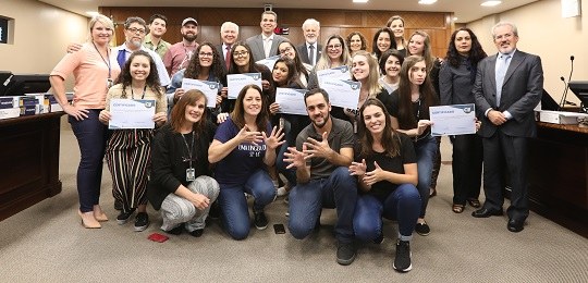 2019-12-11-Diplomação-curso-libras-trepr pessoas segurando diploma