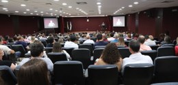 pessoas assistindo a uma palestra
