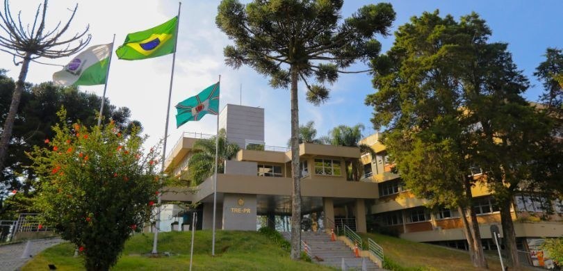 Foto da fachada do edifício-sede do Tribunal Regional Eleitoral do Paraná (TRE-PR), onde se pode...