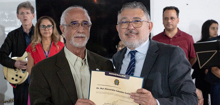 Presidente do TRE-PR entrega homenagem ao presidente do Lar dos Idosos Recanto do Tarumã, doutor...