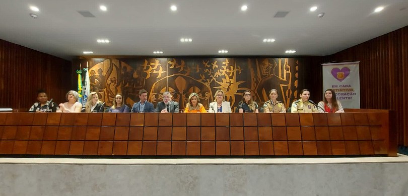 Foto da mesa de autoridades no plenarinho da Assembleia Legislativa do Paraná (ALEP). Ao centro,...