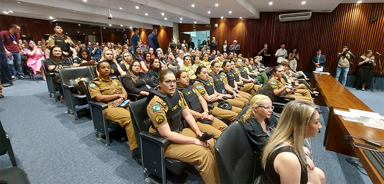 Foto do auditório do plenarinho da ALEP, lotado com as mulheres que integram as Forças de Segura...