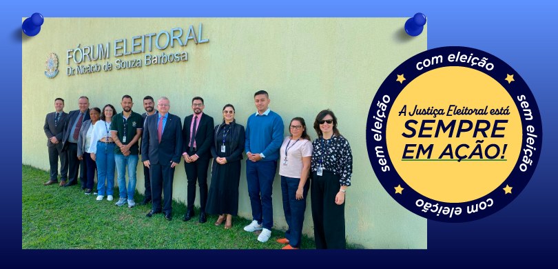 21ª ZE explica a importância da participação de pessoas com voto facultativo para a democracia Fotografia em que aparecem várias pessoas, entre homens e mulheres, posando em pé em frente à fa...