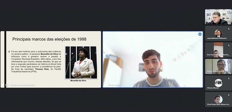 2° Grupo de Pesquisas em Geografia e História Política realiza o 4° Colóquio Print de tela de uma reunião por videoconferência. Em destaque um homem aparece com a câmera abe...