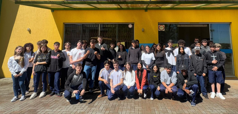 73ª Zona Eleitoral de Pato Branco realiza 170 alistamentos de jovens eleitores nos dias 25 e 26 de novembro Na fotografia, veem-se vários jovens uns ao lado dos outros. Eles vestem calças azuis, moletom n...