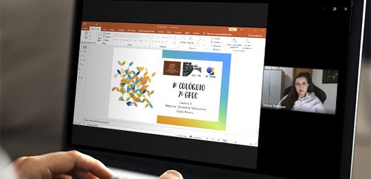 Foto de um notebook exibindo o evento virtual em sua tela