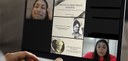 Fotografia da tela de um notebook durante uma videoconferência. É possível ver duas mulheres com...