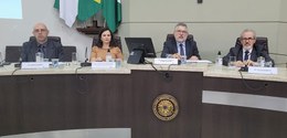 Fotografia da mesa de autoridades que participaram da reunião do 9º ENCOSEGUE em Guarapuava. As ...
