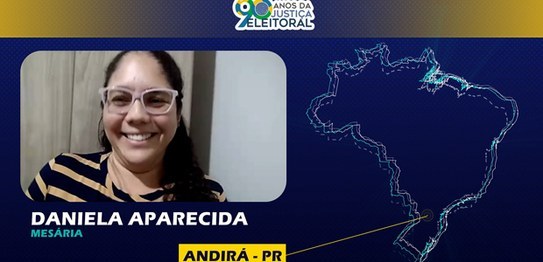 Banner em fundo azul. Do lado esquerdo, há uma foto da mesária Daniela Aparecida. Do lado direit...