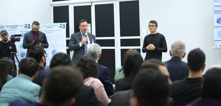 Fotografia em que se vê, em destaque, ao fundo o desembargador eleitoral Osvaldo Canela Junior f...