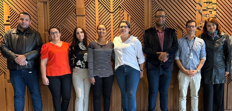 Alunos e professores da UniBagozzi se unem a funcionários do TRE-PR para uma foto ao final da vi...