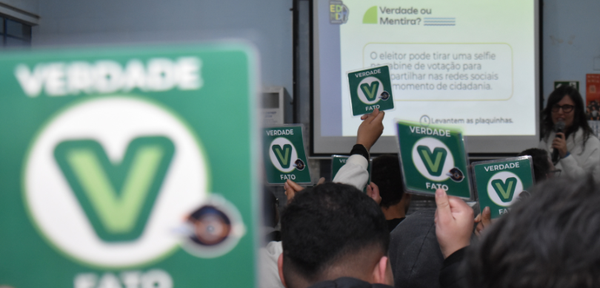Ação da Semana Nacional do Sistema Eletrônico de Votação reúne comunidade no Colégio Estadual Iara Bergmann, em Curitiba 2