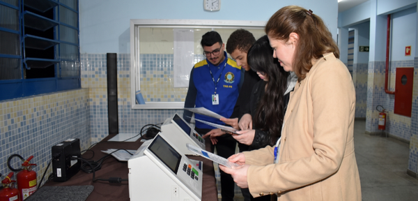 Ação da Semana Nacional do Sistema Eletrônico de Votação reúne comunidade no Colégio Estadual Iara Bergmann, em Curitiba 3