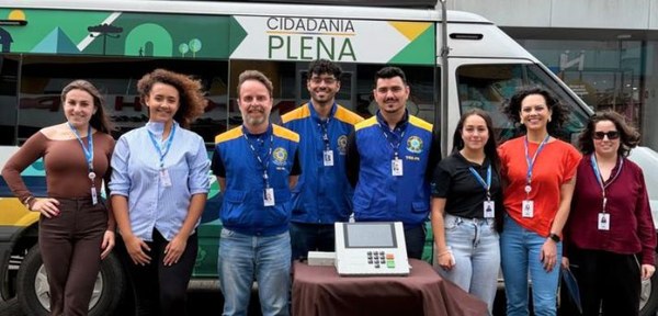 Ação da Van da Cidadania distribui colinhas eleitorais e orienta eleitores em São José dos Pinhais 2