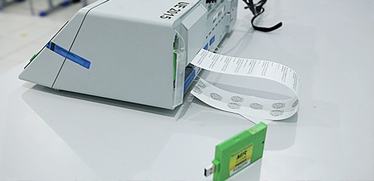 Foto da urna eletrônica imprimindo a zerésima