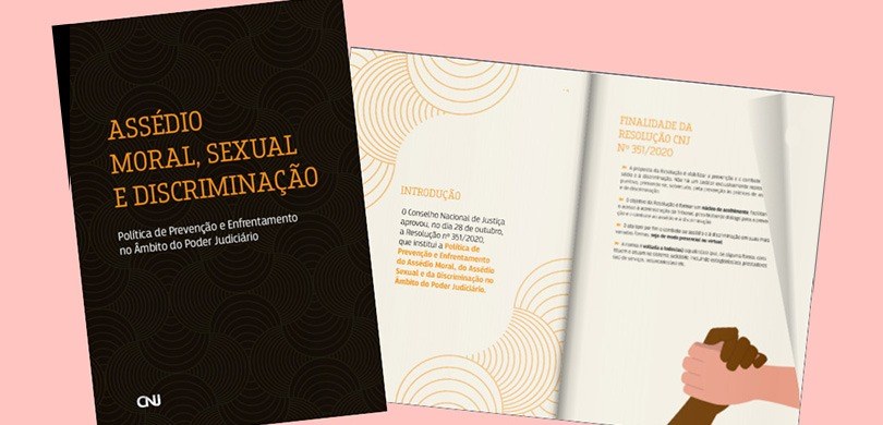 Assédio moral, sexual e discriminação: como identificar e denunciar condutas abusivas Banner com o fundo rosa claro. Nele, a imagem da capa e das páginas internas da cartilha “Assédi...