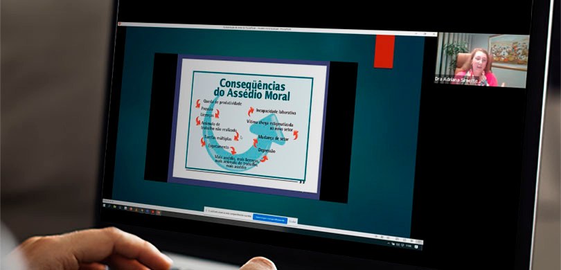 Fotografia mostra a tela de um computador transmitindo a palestra da doutora Adriana Simetti, qu...