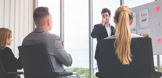 Imagem de pessoas em uma reunião