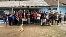 Um grupo grande e diversificado de pessoas, incluindo membros da comunidade e organizadores de c...