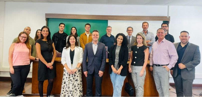 Fotografia de um grupo de dezesseis pessoas, entre homens e mulheres, posando para uma foto ofic...