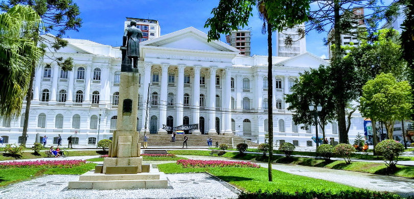 Fotografia que retrata o prédio histórico da Universidade Federal do Paraná, localizado na Praça...