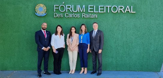 foto registrada em frente ao Fórum Eleitoral da Lapa. Servidoras e servidores estão posando para...