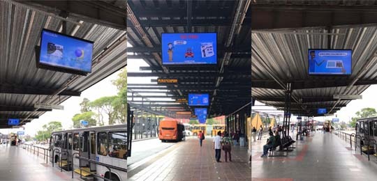 Três fotos de terminais de ônibus de Curitiba com uma tela grande da Cabina da Informação em cad...