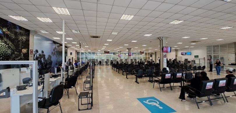 CAE de Curitiba atendeu mais de 5 mil eleitores em novembro fotografia da Central de Atendimento ao Eleitor de Curitiba, um amplo salão com piso bege e teto...