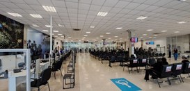 fotografia da Central de Atendimento ao Eleitor de Curitiba, um amplo salão com piso bege e teto...