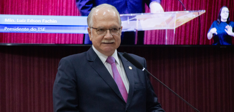 Carta do ministro Edson Fachin publicada nesta sexta-feira (23) apresenta dez mandamentos a uma jovem magistrada Fotografia que retrata, em primeiro plano, um homem de pele clara, cabelos grisalhos e bigode, u...